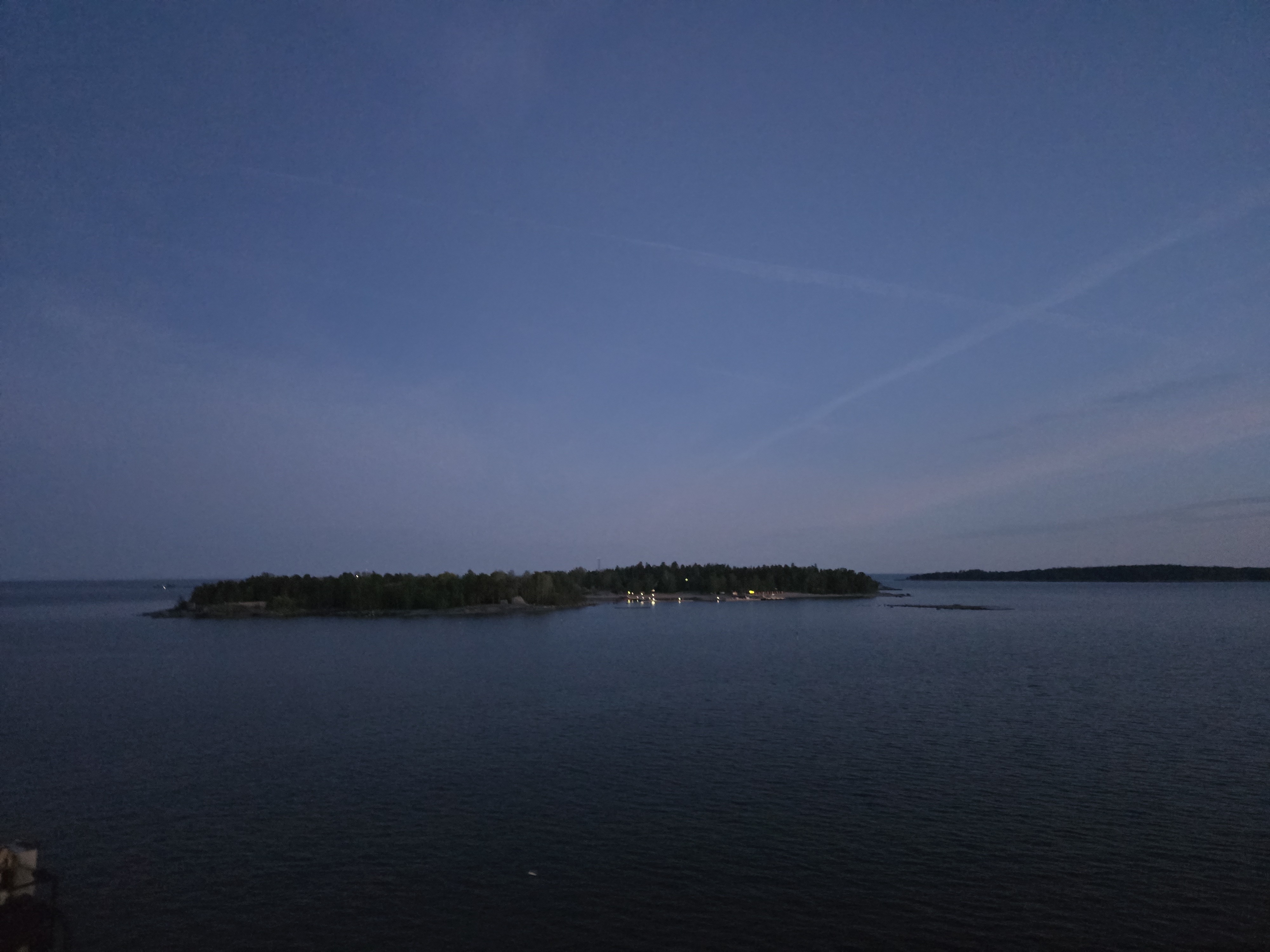 Abend in Helsinki mit Blick aufs Wasser